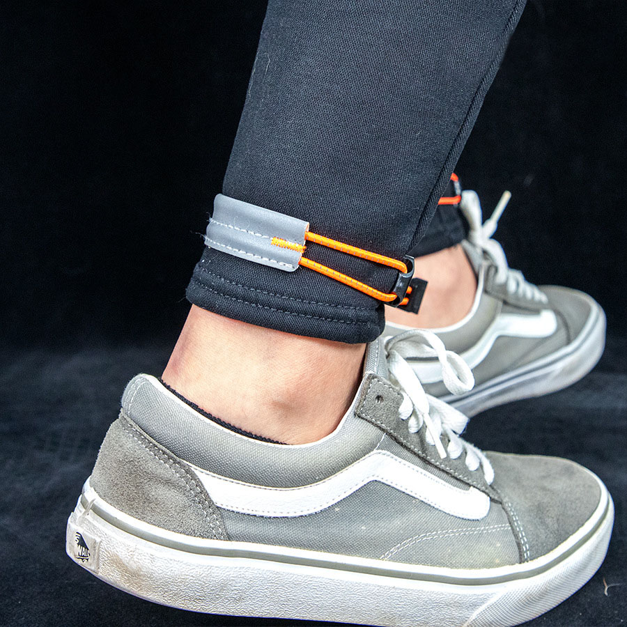 Riding Gear - สายรัดขาแบบยืดหยุ่นสะท้อนแสงสำหรับปั่นจักรยาน ปรับได้ ใช้กับขอบกางเกงจักรยาน สำหรับปั่นจักรยานเสือหมอบและเสือภูเขา อุปกรณ์เพื่อความปลอดภัยในการขับขี่